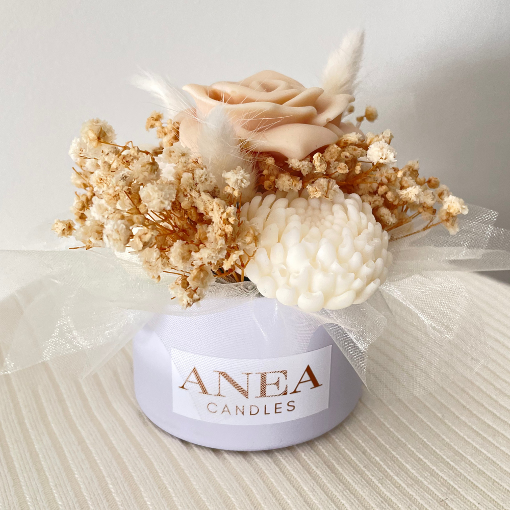 Decorative candle with flowers and 'ANEA CANDLES' label on a light background. CREAM WAX MELT FLOWER MINI BOUQUET