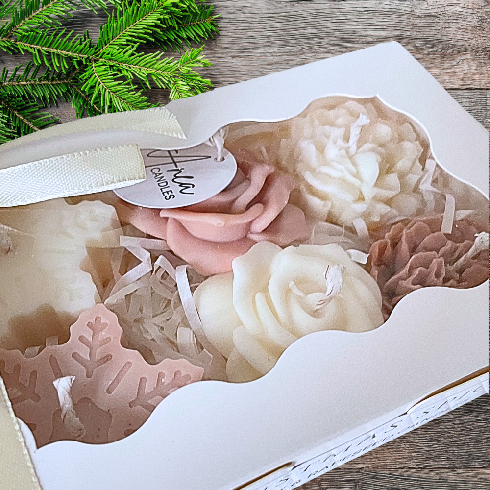 Decorative candles in a box with a ribbon on a wooden surface. CHRISTMAS SPICE MIXED CANDLE GIFT BOX