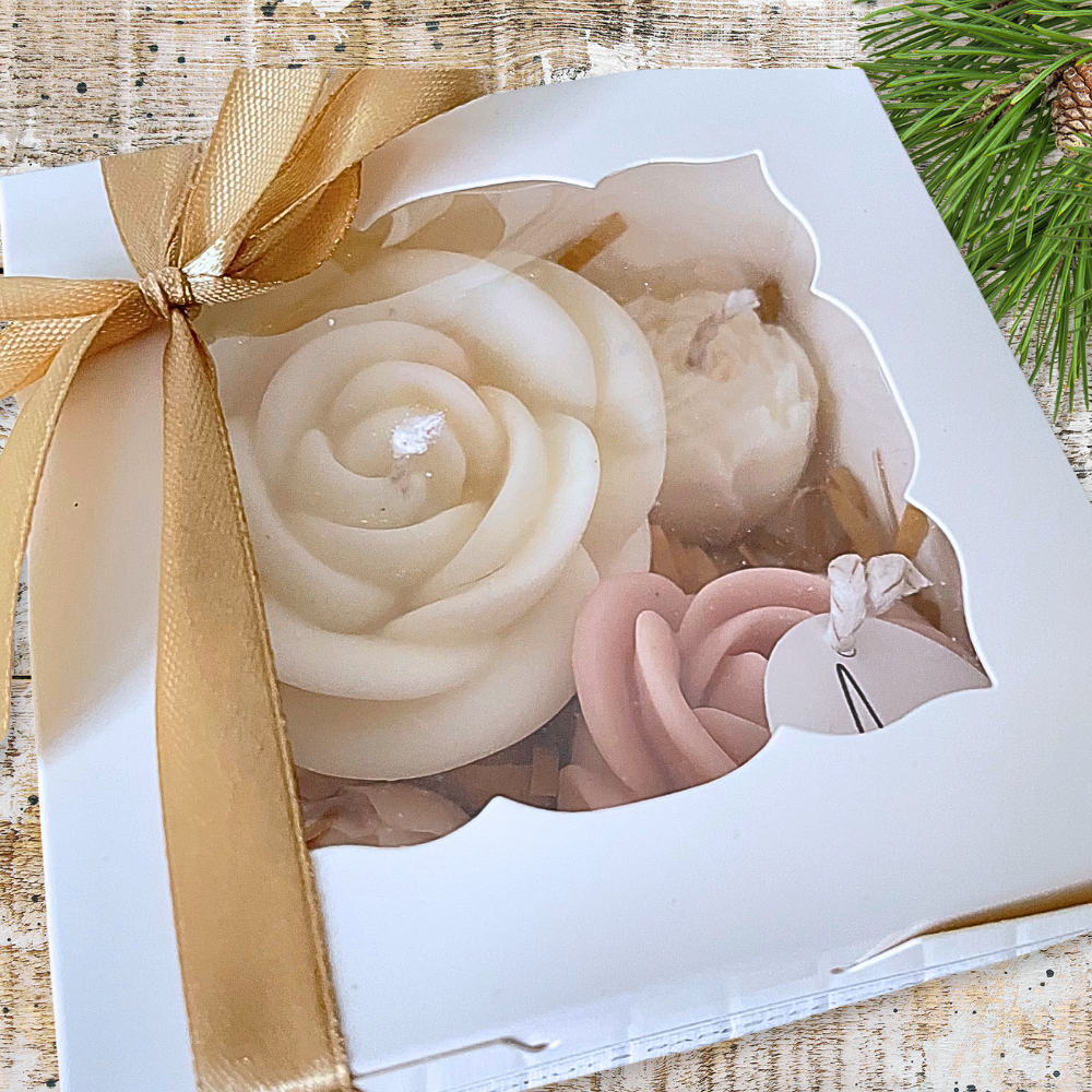 FLOWERS CHRISTMAS SPICE CANDLE GIFT BOX