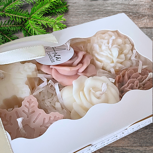 Decorative candles in a box with a ribbon on a wooden surface. CHRISTMAS SPICE MIXED CANDLE GIFT BOX