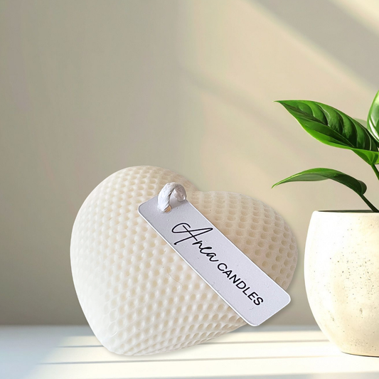 FRESH LINEN HEART CANDLE